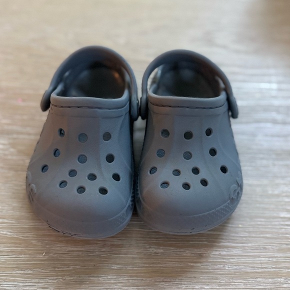 CROCS grey baby boys perforated rubber slip on shoes size 6 - Picture 3 of 6